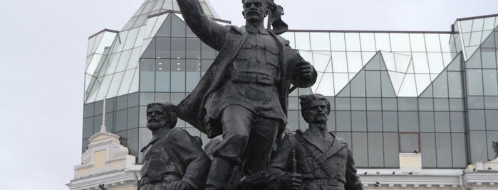 Памятник Борцам за власть Советов на Дальнем Востоке is one of Locais curtidos por 高井.