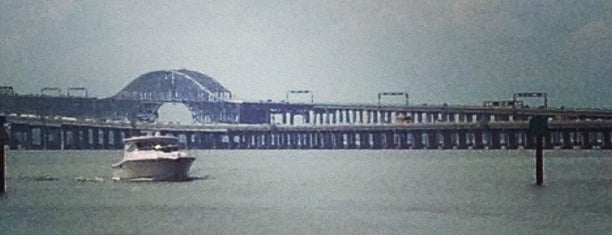 Bay Bridge Marina is one of Beeprbさんの保存済みスポット.