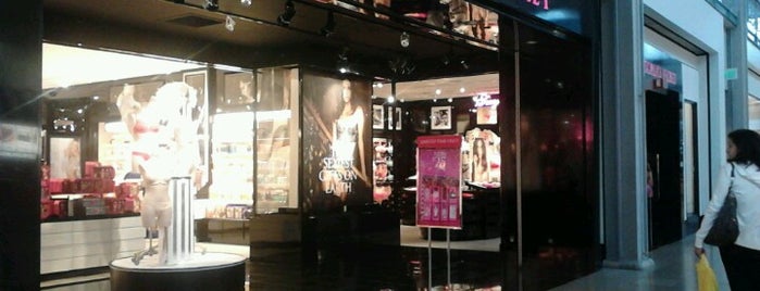 Victoria's Secret is one of Leahさんのお気に入りスポット.