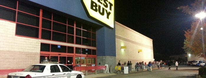 Best Buy is one of สถานที่ที่ Alex ถูกใจ.