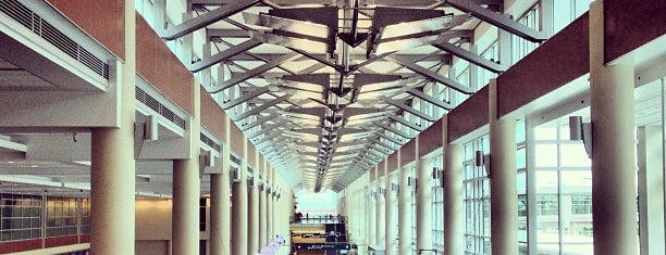 Terminal 2-Humphrey is one of Lugares favoritos de Donovan.