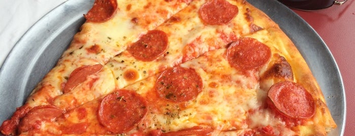 Paula & Monica's Pizzeria is one of Posti che sono piaciuti a Zach.