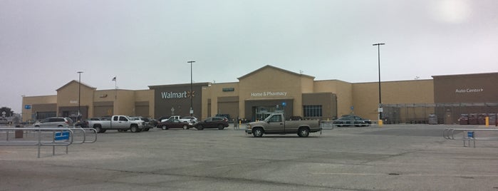 Walmart Supercenter is one of Locais curtidos por Lynn.