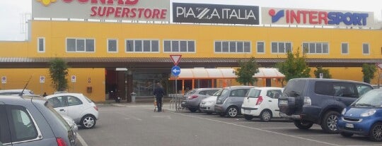 Aurelia Antica Shopping Center is one of Jasmine’s Liked Places.
