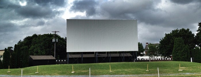 Shankweiler's Drive-In Theatre is one of สถานที่ที่ Lizzie ถูกใจ.