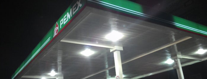 Gasolinera Pemex: Estación Juriquilla is one of Locais curtidos por Sergio M. 🇲🇽🇧🇷🇱🇷.