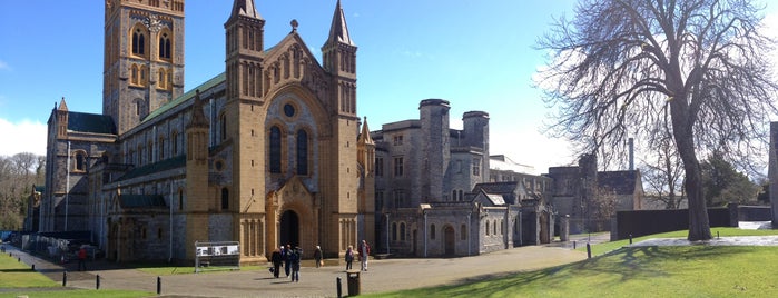 Buckfast Abbey is one of Lugares favoritos de Carl.