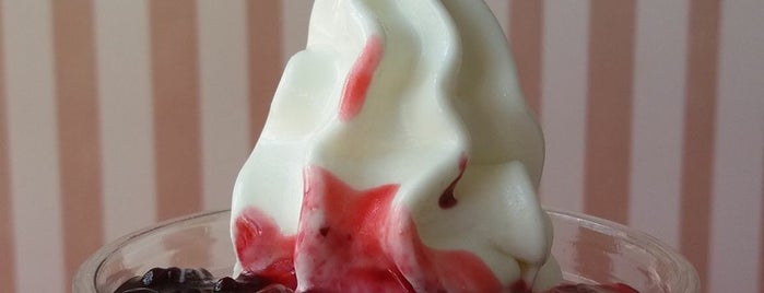 Twist yogurt & smoothies is one of Tempat yang Disukai Valeria.