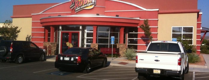 Red Robin Gourmet Burgers and Brews is one of Lieux qui ont plu à Eve.