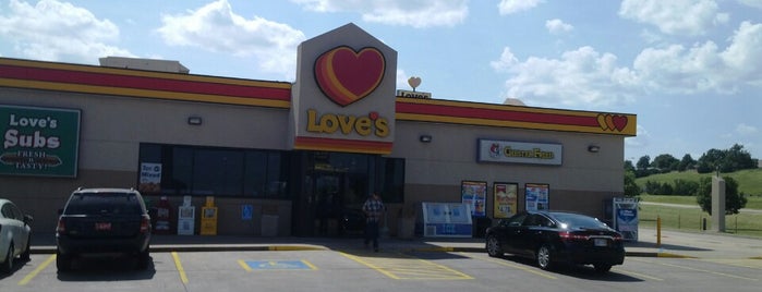 Love's Travel Stop is one of สถานที่ที่ Lisa ถูกใจ.