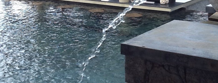 Infinity Pool Bar is one of Lugares favoritos de Khalifa.