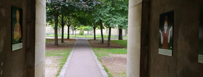 Jardin de l'Hôpital Saint-Louis is one of Ça c'est Paris ! (côté cheap).