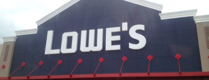 Lowe's is one of Lieux qui ont plu à Erica.
