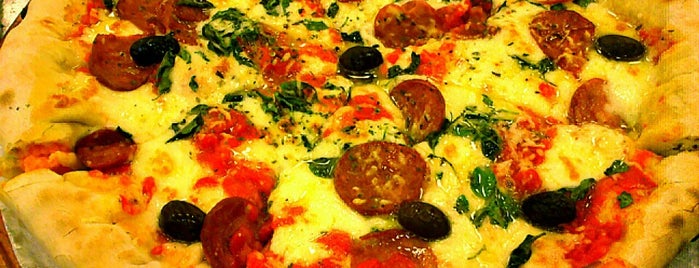 Patroni Pizza is one of Tempat yang Disukai Fernando.