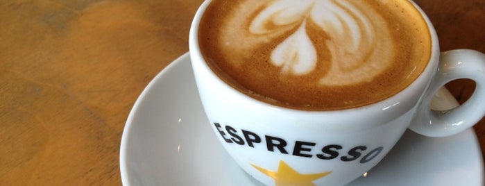 Colectivo Coffee is one of สถานที่ที่ Jon ถูกใจ.