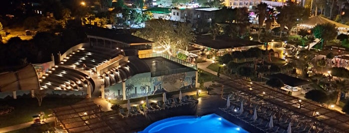 Dosinia Luxury Resort is one of Places💞.