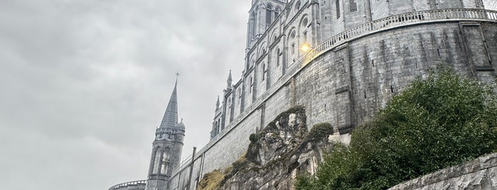 Sanctuaires Notre-Dame de Lourdes is one of he estado o dormido.