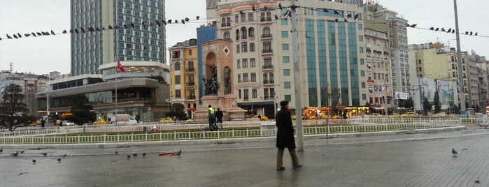 Taksim-Platz is one of Список Хипстерахмет-Хипстеракиса.