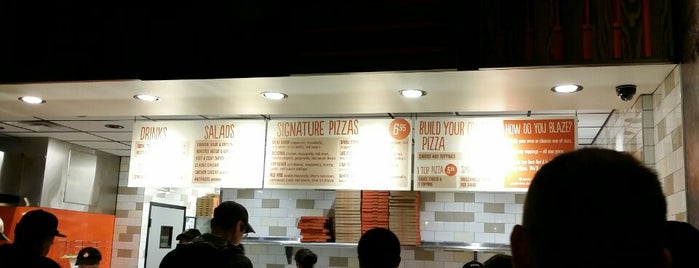 Blaze Pizza is one of Lugares favoritos de Brenna.