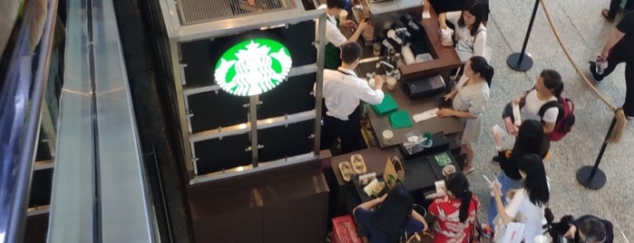 Starbucks is one of Locais curtidos por abigail..