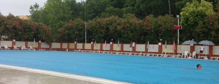 Yüzme Havuzu is one of Tempat yang Disukai Julieta.
