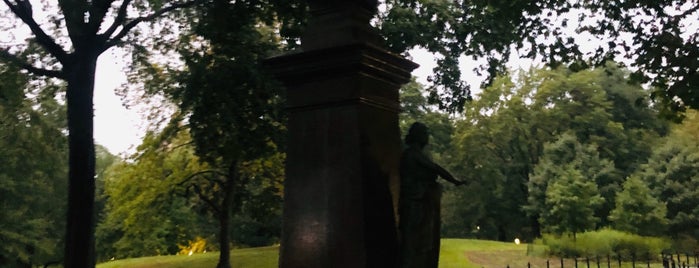Ludwig van Beethoven Bust is one of Kimmie: сохраненные места.