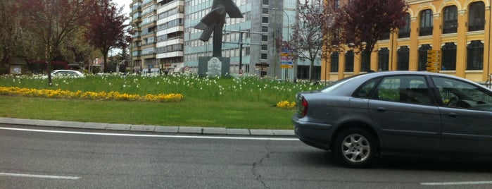 Plaza De Leon is one of ya checkeados.