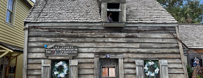 Oldest Wooden Schoolhouse is one of Desirée's Saved Places.