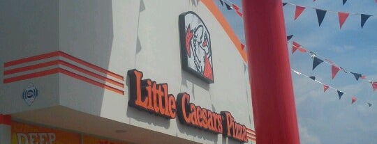 Little Caesars Pizza is one of Tempat yang Disukai Maria Jose.