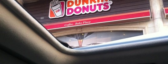 Dunkin' Donuts is one of Lieux qui ont plu à Jawaher 🕊.