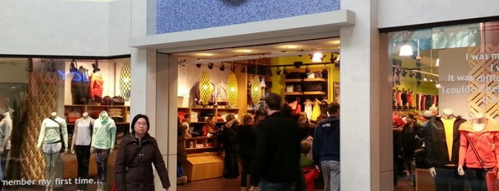 lululemon is one of Chris'in Beğendiği Mekanlar.