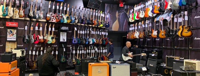 Guitar Center is one of Orte, die Manny gefallen.