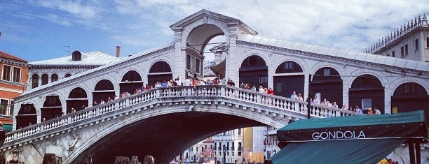 Ponte di Rialto is one of Venice: Must visit.