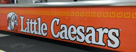Little Caesars Pizza is one of สถานที่ที่ Emomee ถูกใจ.