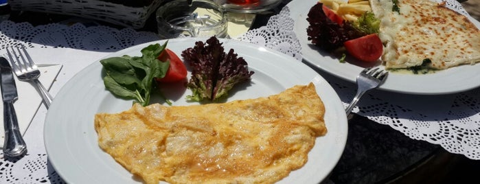Çamlık Cafe is one of Orte, die zeynep gefallen.