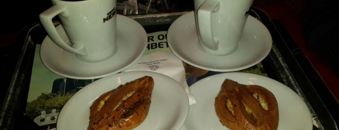 Caffè Nero is one of zeynep 님이 좋아한 장소.