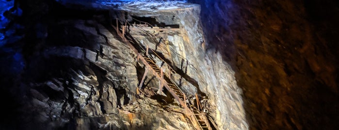 Llechwedd Slate Caverns is one of สถานที่ที่ Maik ถูกใจ.