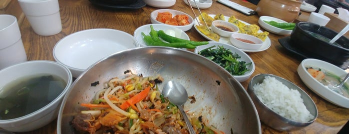 김명자굴국밥 is one of สถานที่ที่บันทึกไว้ของ Yongsuk.