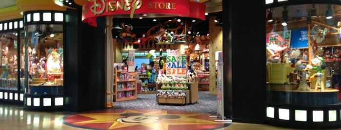 Disney Store is one of Tempat yang Disukai Christopher.