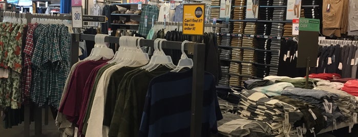 Old Navy is one of Tempat yang Disukai Misty.