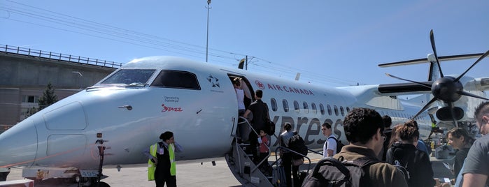 Air Canada Ticket Counter is one of Lugares favoritos de Enrique.