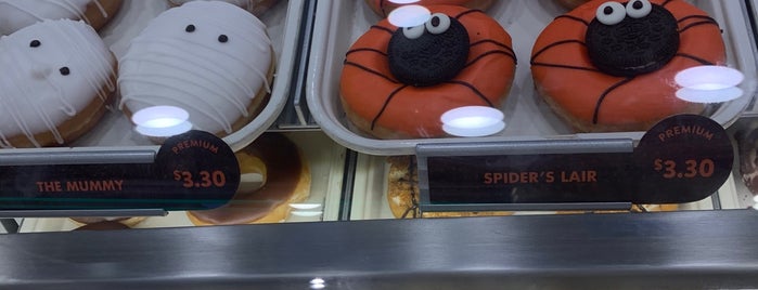 Krispy Kreme is one of Lugares favoritos de Jon.