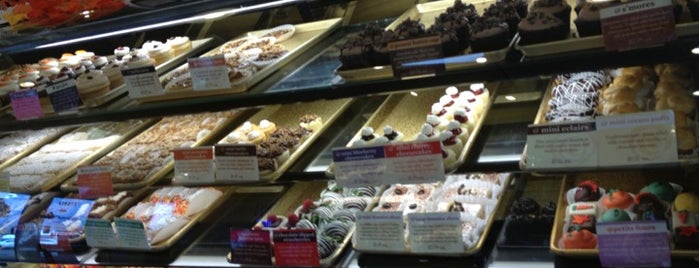 Creative Cakes Bakery is one of สถานที่ที่บันทึกไว้ของ Jackie.
