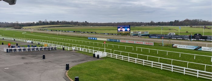 Lingfield Park Racecourse is one of B'ın Kaydettiği Mekanlar.