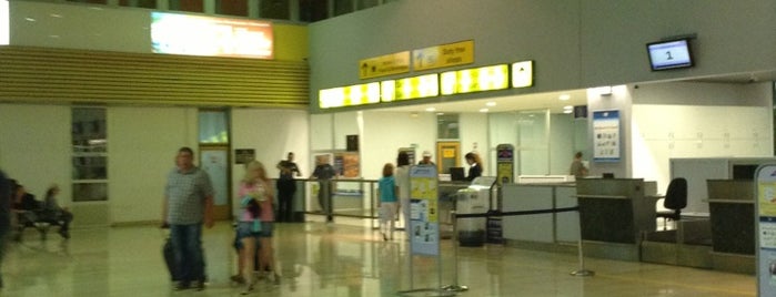 Pula International Airport (PUY) is one of Posti che sono piaciuti a Blake.