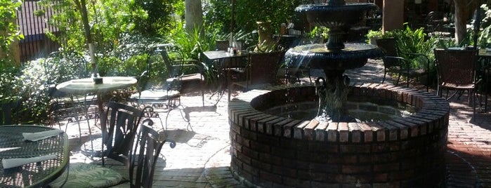 Kelley's Courtyard Cafe is one of Orte, die Linnea gefallen.
