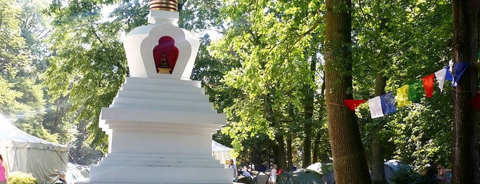 Buddyjski Ośrodek Medytacyjny Kuchary is one of Diamond Way Buddhism.