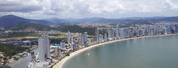 Praia Central de Balneário Camboriú is one of Tempat yang Disukai Oliva.