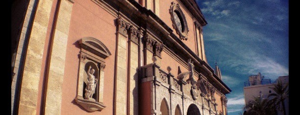 Plaça de les Neus is one of Tempat yang Disukai Astrid.