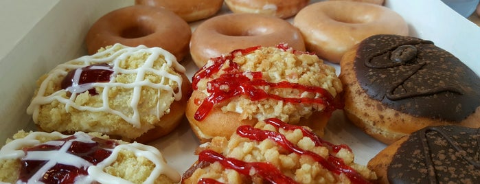 Krispy Kreme is one of Kelli : понравившиеся места.